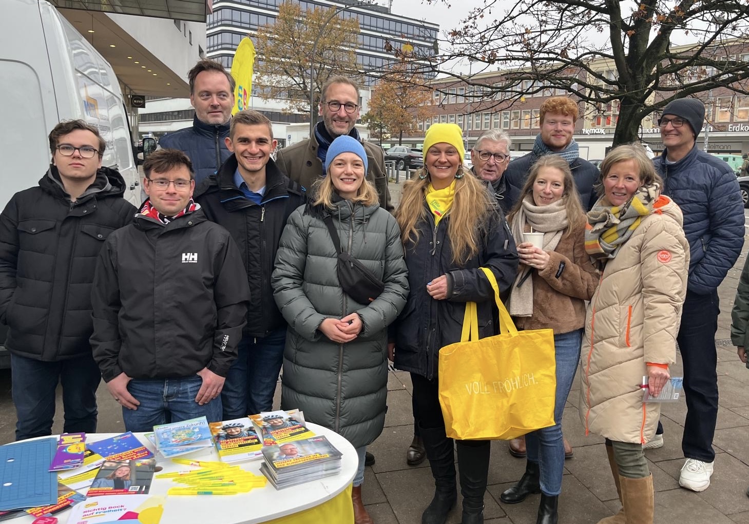 FDP-Infostand mit Ria Schröder, Hamburger Spitzenkandidatin zur Bundestagswahl 2025