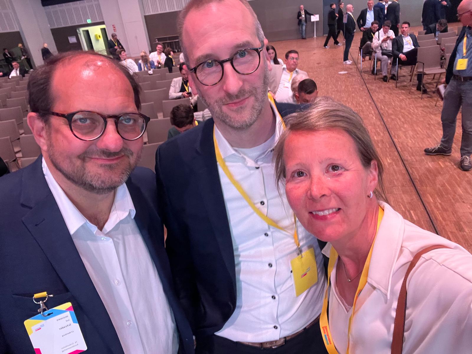 Leif Schrader – Vorsitzender der FDP Barmbek-Uhlenhorst, Ron Schumacher – Vorsitzender des FDP-Bezirksverbandes Hamburg-Nord, Eva Braje – Besitzerin im Bezirksvorstand FDP Hamburg-Nord